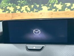 【10.25インチマツダコネクト】車内の雰囲気にマッチした大型ディスプレイ。スマホ接続でのナビ使用やBluetooth再生等、様々な機能が楽しめます。直感的なダイヤル操作が可能で、使い勝手も良好です。