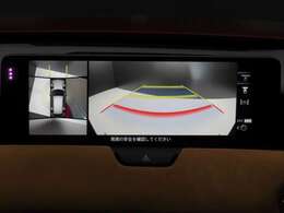 上空から俯瞰した映像で周囲の状況を確認出来る360°ビューモニターです。大柄な車体ですが、これで狭い駐車場でも安心ですね。また、隠れたお子様やいつの間にか置かれたカートも確認出来ますね。