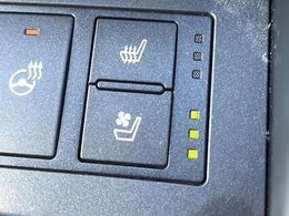 【シートベンチレーション】夏場は涼しい風でお尻や背中の熱やムレを防ぎ、冬はエアコンよりも早く温まってポカポカに！季節を問わず快適に過ごせます。