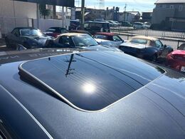 【ムーンルーフ】開放感たっぷりの希少装備、ムーンルーフが装着されています！車内に明かりを取り入れたり景色を楽しむ以外にも、車内の空気も簡単に換気できて快適です！