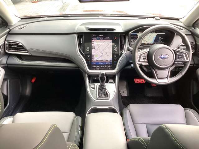 スバル車ならではの包み込まれるようなコクピット仕様のインパネデザインがアクティブなドライブへいざないます。