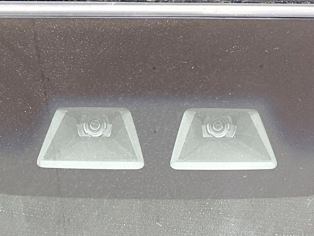 【スマートアシスト】走行中に前方の車両等を認識し、衝突しそうな時は警報とブレーキで衝突回避と被害軽減をアシスト。より安全にドライブをお楽しみいただけます。