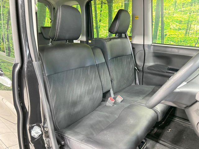 運転席まわりには十分なスペースがあり、大柄な方でもゆったり運転していただける環境です。