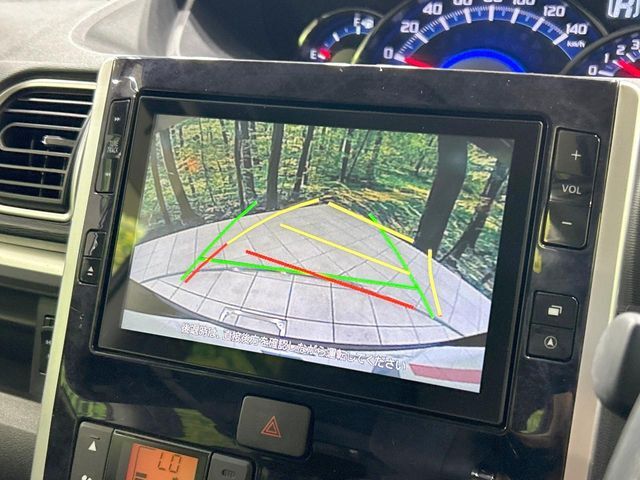 【バックカメラ】駐車時に後方がリアルタイム映像で確認できます。大型商業施設や立体駐車場での駐車時や、夜間のバック時に大活躍！運転スキルに関わらず、今や必須となった装備のひとつです！