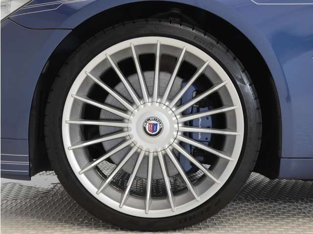 ALPINA専用のアルミホイールに乗り心地を重視したノーマルタイヤの組み合わせは、乗る人にくつろぎを与えます。