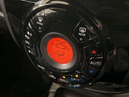 【オートエアコン】一度お好みの温度に設定すれば、車内の温度を検知し風量や温度を自動で調整。暑い…寒い…と何度もスイッチ操作をする必要はありません。快適な車内空間には必須の機能ですね♪