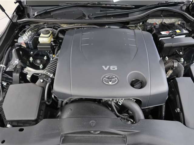 エンジンは、2.5L V型6気筒エンジン（レギュラーガソリン仕様：203馬力）