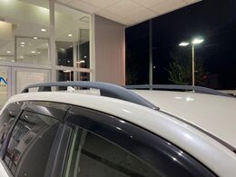 【ルーフレール】外観の魅力を引き立てるとともに、ウィンタースポーツや釣り、ロードバイク等で使う各種ギアを積むキャリア取り付けベースに！アクティブなカーライフを楽しむには必須の装備ですね！