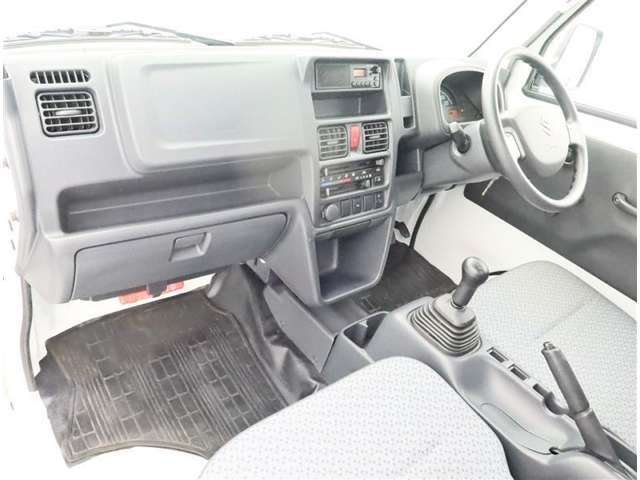 高品質カークリーニング ピカピCar 外装・内装、岐阜トヨペットの専門スタッフがシートもカーペットも綺麗に洗浄済み！プロの仕上げを是非ご確認下さいませ。