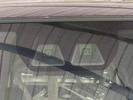 【スマートアシスト】走行中に前方の車両等を認識し、衝突しそうな時は警報とブレーキで衝突回避と被害軽減をアシスト。より安全にドライブをお楽しみいただけます。