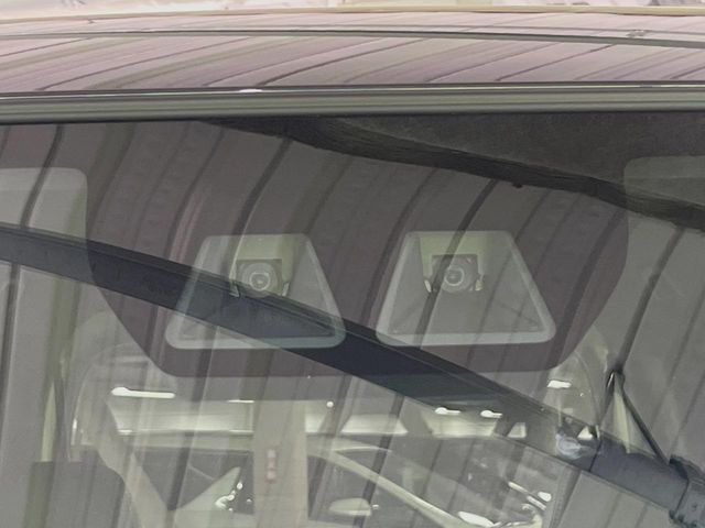 【スマートアシスト】走行中に前方の車両等を認識し、衝突しそうな時は警報とブレーキで衝突回避と被害軽減をアシスト。より安全にドライブをお楽しみいただけます。
