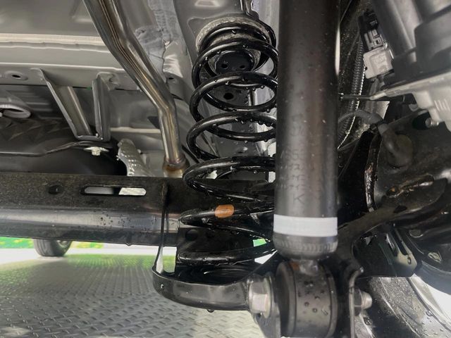 お車を安心してお乗りいただく為には、足回りの定期点検が欠かせません。サービスサポート（有償保証）では無料点検もご提供しており、安心のカーライフをお過ごしいただけるサポート体制が整っています。