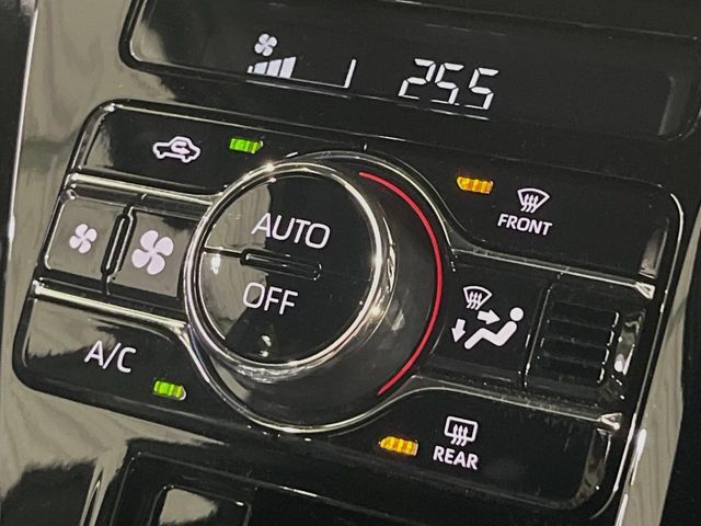 【オートエアコン】一度お好みの温度に設定すれば、車内の温度を検知し風量や温度を自動で調整。暑い…寒い…と何度もスイッチ操作をする必要はありません。快適な車内空間には必須の機能ですね♪