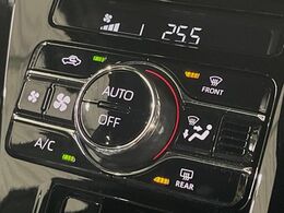 【オートエアコン】一度お好みの温度に設定すれば、車内の温度を検知し風量や温度を自動で調整。暑い…寒い…と何度もスイッチ操作をする必要はありません。快適な車内空間には必須の機能ですね♪