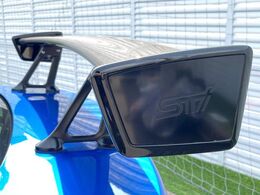 【大型リヤスポイラー】スポーツカーらしさがグッと引き立つ大型リヤスポイラーを装着♪高速走行時のスタビリティ（走行安定性）向上に役立ちます。