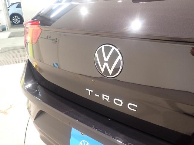 リアカメラがVWエンブレムに内蔵されています。ギアをリバースに入れると車両後方の映像が映しだされます。