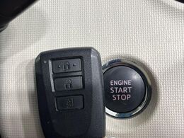 【スマートキー】カバンやポケットに入れたままでもドアの施錠・解錠が可能なスマートキーを装備。エンジンのオン・オフ時もカギを取り出す必要が無いからとっても便利です♪