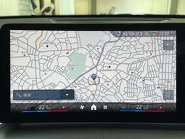 【カーブドディスプレイ】ドライバーに向かって湾曲した大型ディスプレイです。インフォメーションディスプレイとコントロールディスプレイが一体化しており、ドライバーの視覚的な操作性を向上させます