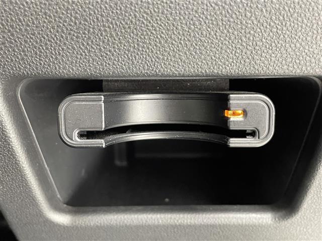 【ETC】有料道路を利用する際に料金所で停止することなく通過できる、ETC車載器（ノンストップ自動料金収受システム機器）が装備されています。セットアップを行うことで利用可能になります。