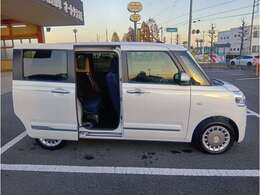 スイッチひとつでスライドドアが自動解錠、自動オープン。（両側電動スライドドア）