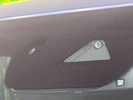 【アドバンストスマートシティブレーキサポート】低速走行中に前方の車両等を認識し、衝突しそうな時は警報とブレーキで衝突回避と被害軽減をアシスト。より安全にドライブをお楽しみいただけます。