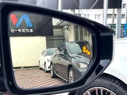 【ブラインドスポットモニター】走行中、ドアミラーの死角になりやすい箇所に後続車が接近するとサイドミラーのレンズに警告を表示！ドライバーに注意喚起をしてくれます。