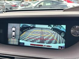 【パノラミックビューモニター】専用のカメラにより、上から見下ろしたような視点で360度クルマの周囲を確認することができます☆死角部分も確認しやすく、狭い場所での切り返しや駐車もスムーズに行えます。