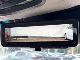 【デジタルインナーミラー】後席の大きな荷物や同乗者で後方が確認しづらい時でも安心！カメラが撮影した車両後方の映像をルームミラー内に表示。クリアな視界で状況の確認が可能です！