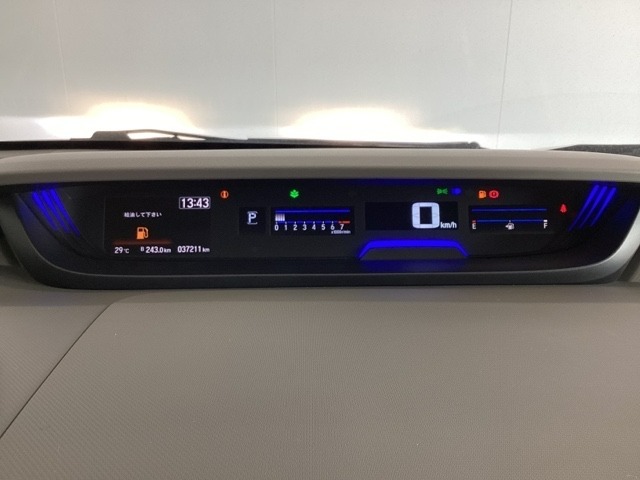 中央にデジタル表示のスピードメーターを配したハイブリット専用メーターになっています。左側のインフォメーション画面で燃費などの情報を確認できます。