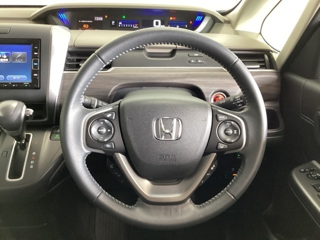 ハンドルにHondaセンシング系のクルーズコントロールやレーンキープアシストなどのスイッチと、オーディオの操作スイッチが装備されています。ハンドルから手を離さず安全に操作できます。