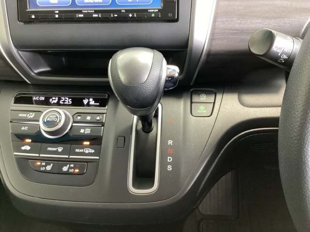 CVT車のセレクトレバーです。低速から高速まで、変速ショックのないスムーズな走りを実現するとともに、エンジン効率のよい領域を維持することで燃費にも貢献します。