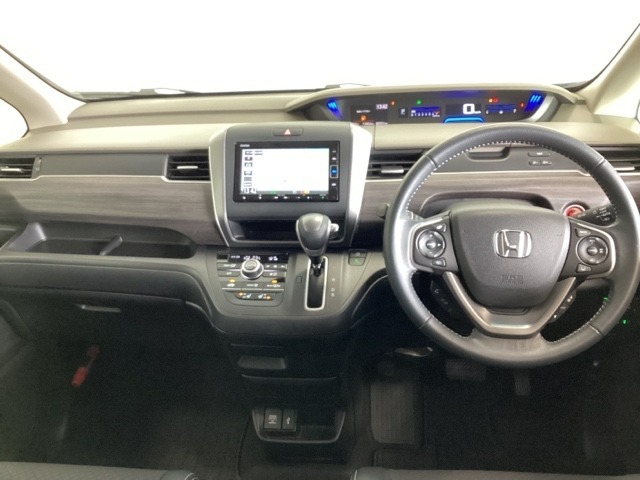 車内は光触媒抗菌消臭施工済です。インパネ周りはスタイリッシュなデザインで機能や装備も充実しています。グローブボックスやカップホルダーのほかにトレーなどたくさんの収納スペースが付いています。