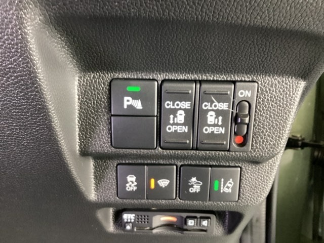 両側電動スライドドアは運転席から操作ができます。Hondaセンシング用のVSA解除とレーンキープアシストシステムなどのメインスイッチも装備し、その下にはETCがついています。