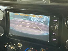 【バックカメラ】駐車時に後方がリアルタイム映像で確認できます。大型商業施設や立体駐車場での駐車時や、夜間のバック時に大活躍！運転スキルに関わらず、今や必須となった装備のひとつです！