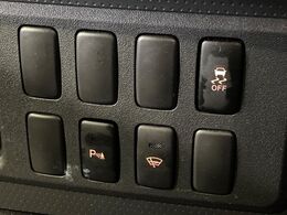 【コーナーセンサー】バンパーに付いたセンサーが障害物を検知！一定の距離に近づくとアラートで教えてくれます♪狭い駐車スペースや車庫入れ時も安心ですね☆