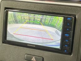 【バックカメラ】駐車時に後方がリアルタイム映像で確認できます。大型商業施設や立体駐車場での駐車時や、夜間のバック時に大活躍！運転スキルに関わらず、今や必須となった装備のひとつです！