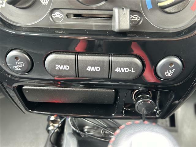 【4WD　MODE/スイッチ】必要に応じてそれぞれのモードに切り替えていきます！悪路や高速道路などパワーが必要なところは4WDで！！街乗りなどは2WDで！！用途によって切り替えられて便利です♪