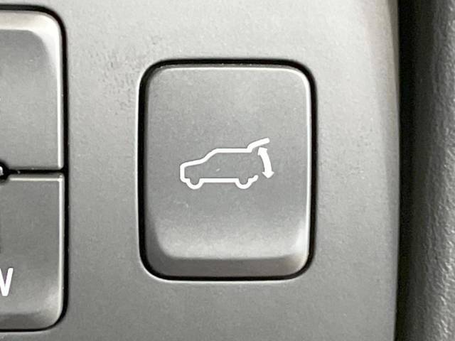 【パワーバックドア】スマートキーや運転席のボタンを押すだけでリアゲートが自動で開閉します！荷物を持っている時や、高い位置にあるバックドアを閉める際に便利な機能です♪