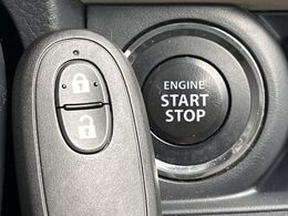 【キーレススタートシステム】カバンやポケットに入れたままでもドアの施錠・解錠が可能なスマートキーを装備。エンジンのオン・オフ時もカギを取り出す必要が無いからとっても便利です♪