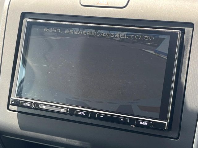 【バックカメラ】駐車時に後方がリアルタイム映像で確認できます。大型商業施設や立体駐車場での駐車時や、夜間のバック時に大活躍！運転スキルに関わらず、今や必須となった装備のひとつです！