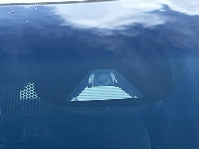 【ホンダセンシング】走行中に前方の車両等を認識し、衝突しそうな時は警報とブレーキで衝突回避と被害軽減をアシスト。より安全にドライブをお楽しみいただけます。