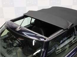 ■電動ソフトトップ　■ポップアップ式ロールオーバーバー　■サンルーフモード