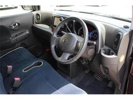 インパネはシンプルなデザイン。各操作スイッチなども使いやすい位置に配置されていますよ。