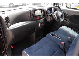 インパネはシンプルなデザイン。各操作スイッチなども使いやすい位置に配置されていますよ。