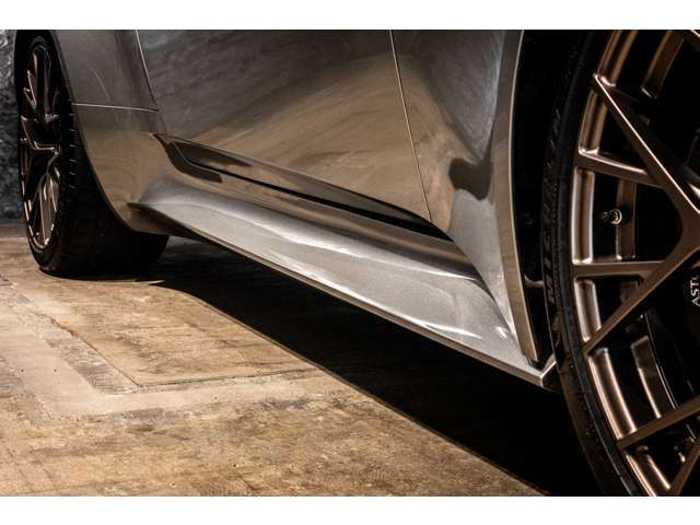 007の愛車としても知られるブランドの遺伝子が、日常に非日常の興奮をもたらします。