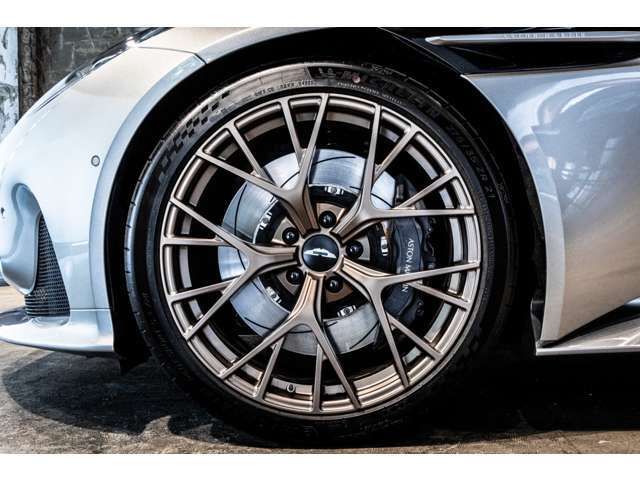 アストンマーティンのDNAを受け継ぐ美しいプロポーションは、駐車場でも美術品のような存在感を放ちます。