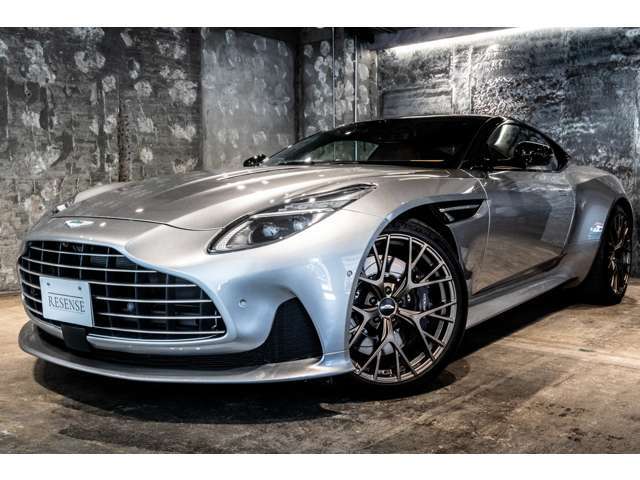 アストンマーティンのDNAを受け継ぐ美しいプロポーションは、駐車場でも美術品のような存在感を放ちます。
