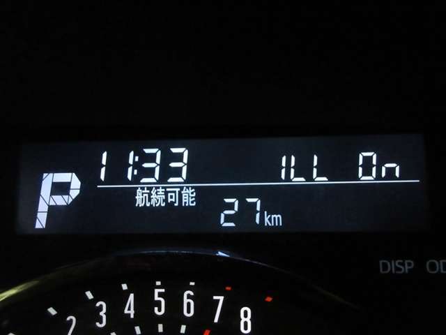 ディスプレイには、平均燃費、外気温、航続可能距離などの情報が表示されます。