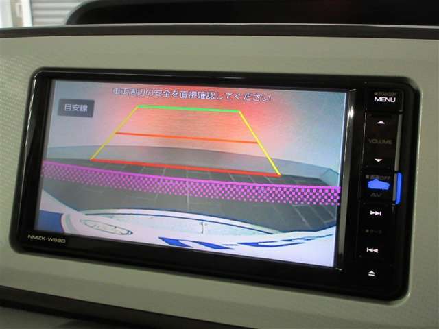 バックモニターで、駐車時に見えにくい後方をしっかり確認できます。