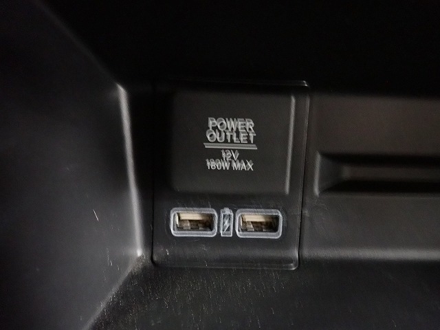 USBつなげられます♪充電などお役にたちますよ！！